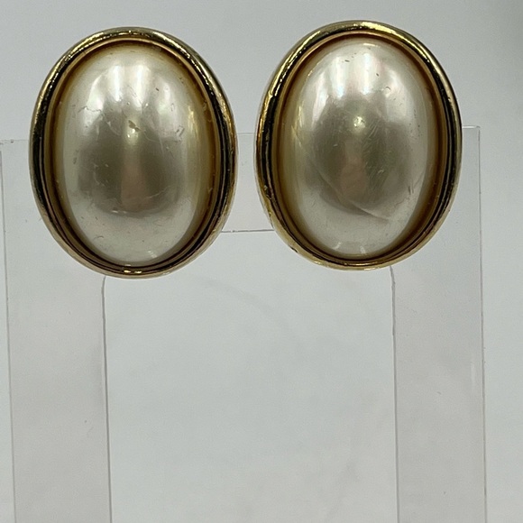 Christian Dior Vintage Gold Tone Oval Clip On Earrings Faux Pearl Cabochon - Picture 2 of 16